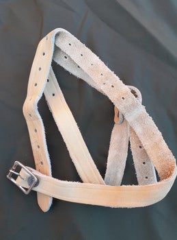 SA Valkoinen 50cm nahkahihna, hyv&auml;kuntoinen